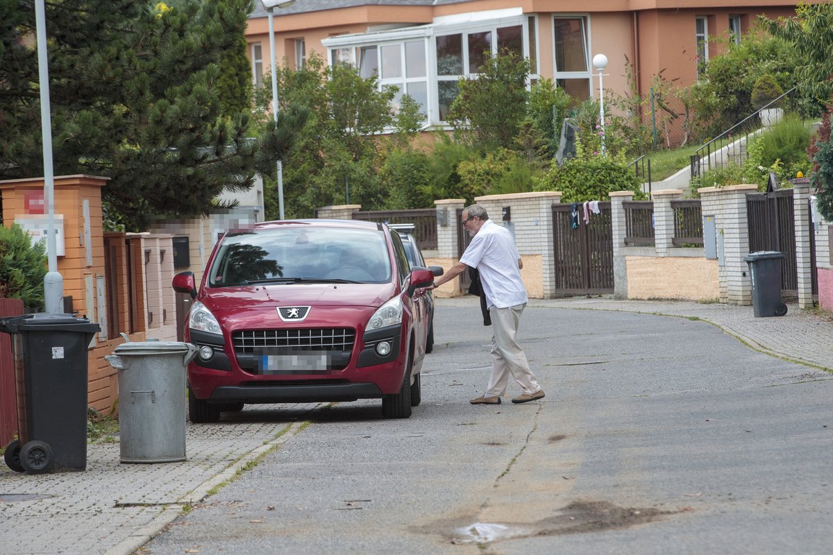 Ladislav Frej po smrti partnerky Gábiny před svým domem v pražských Hostivicích.