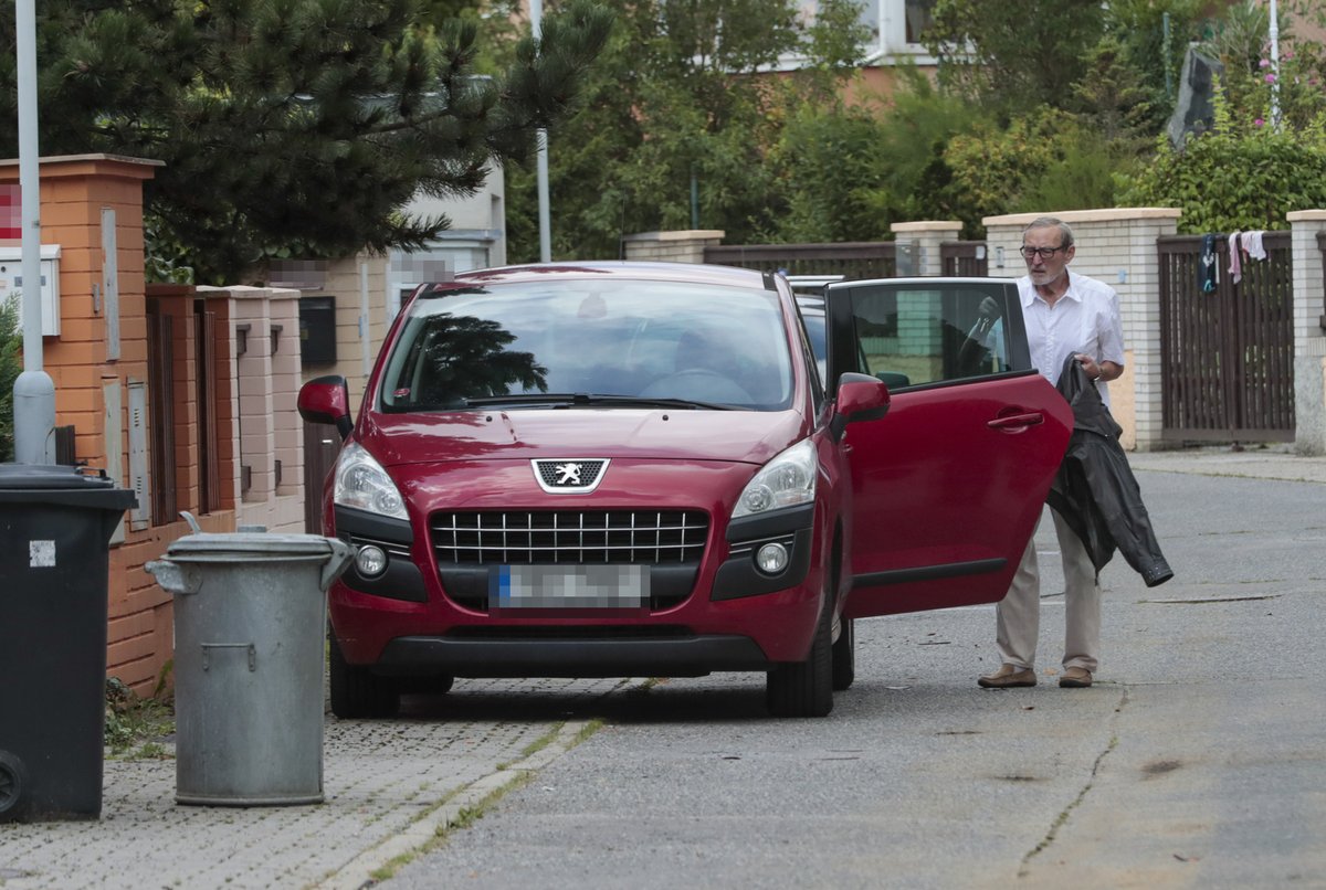 Ladislav Frej po smrti partnerky Gábiny před svým domem v pražských Hostivicích.