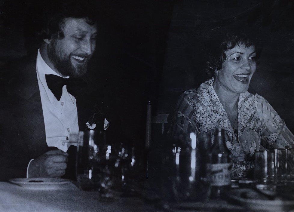 1977 Zatímco Věra Galatíková se na svatební hostinu převlékla, Ladislav zůstal v gala.