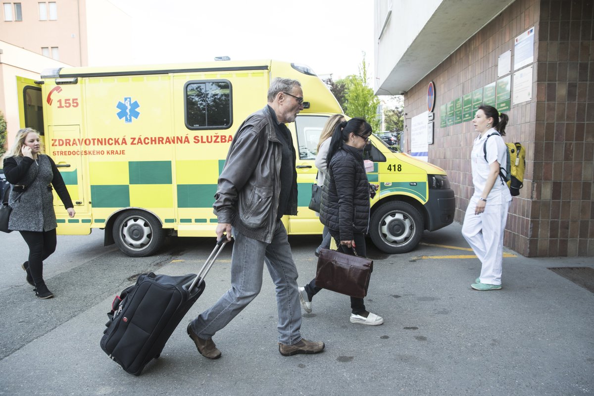 Do Vinohradské nemocnice Ladislava Freje doprovodila den před operací přítelkyně Gábina.