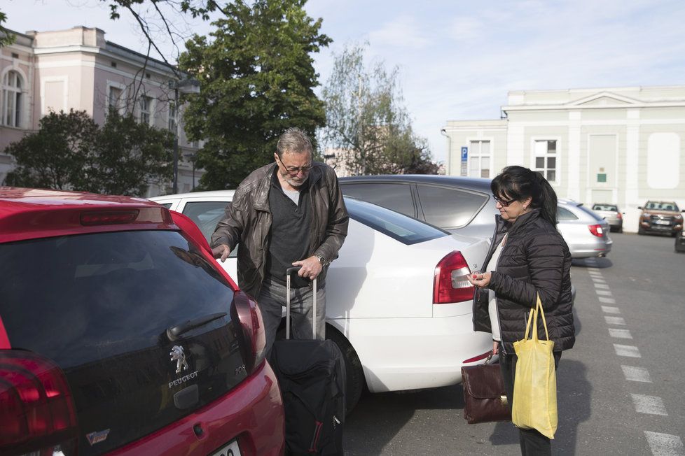 Své koleno svěřil do rukou docenta Jiřího Skály. „Mám v něho velkou důvěru, operoval, a velice zdárně, už moji dceru Kristýnu,“ vysvětlil Frej.