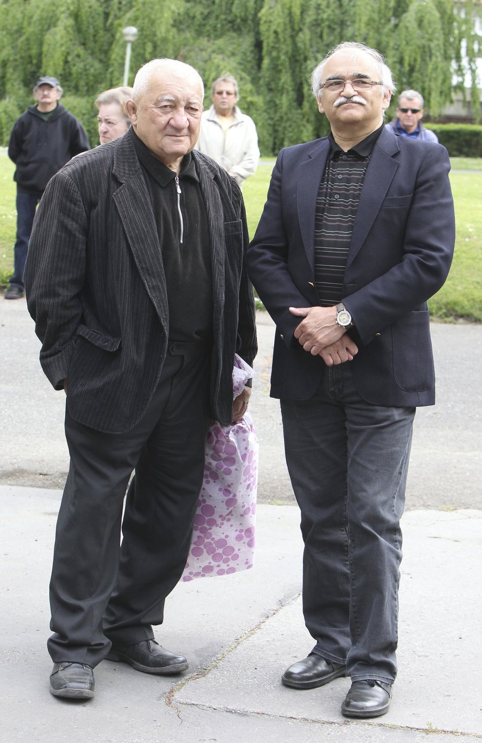 Zdeněk Srstka a Ladislav Gerendáš na pohřbu Ivo Pešáka v roce 2011