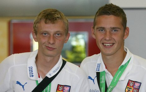 Ladislav Krejčí (vlevo) a Pavel Kadeřábek se stříbrnými medailemi. 