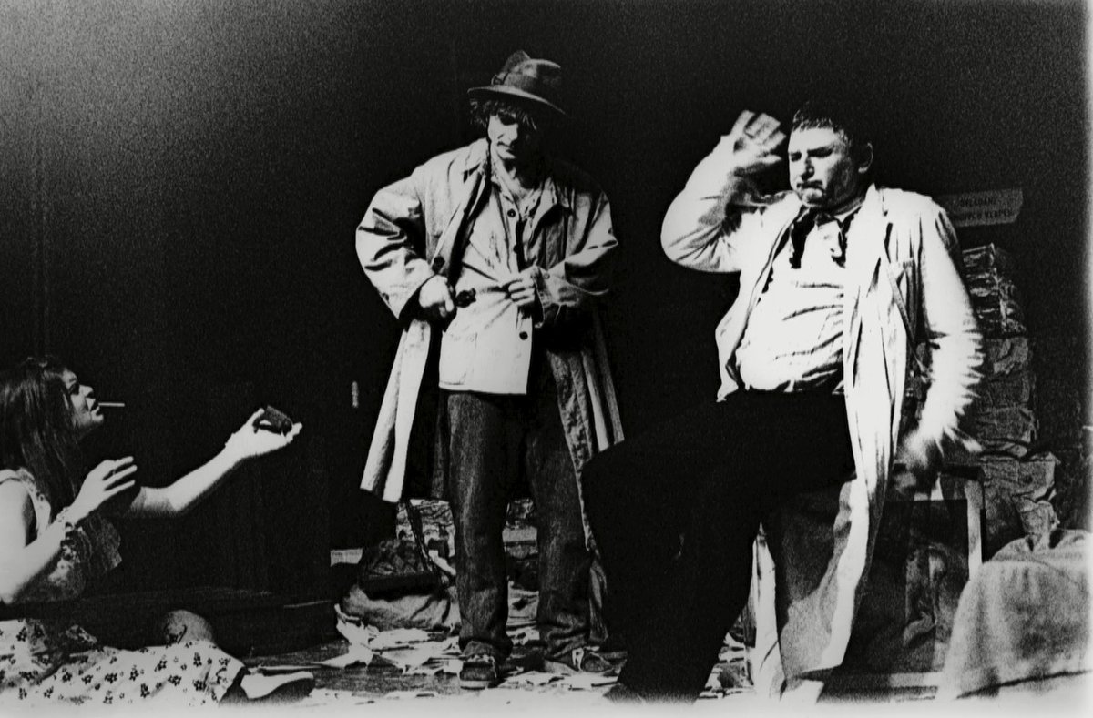 1983 V divadelní hře Hlučná samota se jako Hanťa objevil i u rakve.