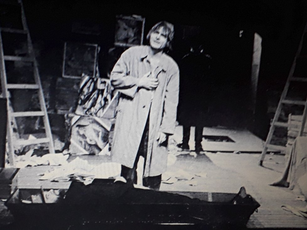 1983: V divadelní hře Hlučná samota se jako Hanťa objevil i u rakve.