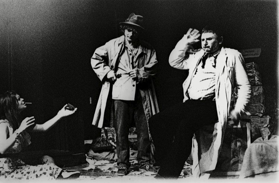 1983: V divadelní hře Hlučná samota se jako Hanťa objevil i u rakve.