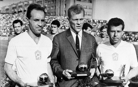 Ladislav Novák (vlevo) společně s Pluskalem a Masopustem po MS v Chile 1962.