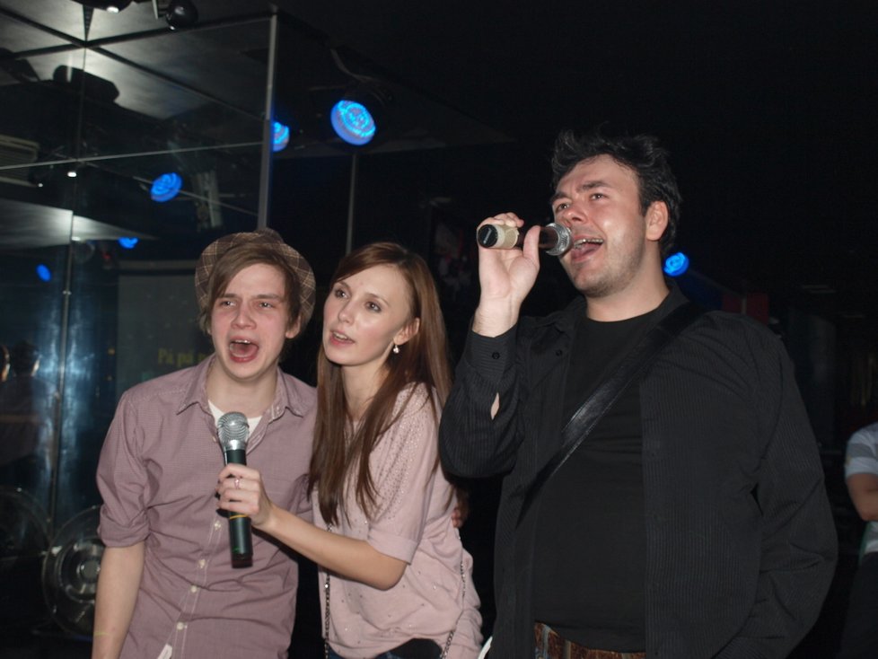 … pak ho kamarádi zatáhli do gay klubu na karaoke párty.