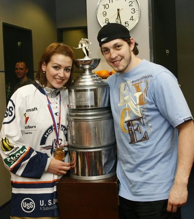 Ščurko s přítelkyní Martinou a pohárem pro hokejového mistra Slovenskav roce 2009