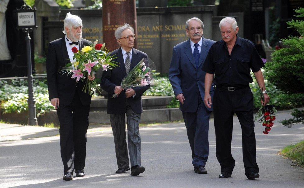 Na Olšanský hřbitov dorazili poslední z Cimrmanů (zprava) Bořivoj Penc, Jaroslav Weigl, Miloš Čepelka.