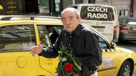 Se Smoljakem se přišel do divadla Járy Cimrmana rozloučit i skladatel, zpěvák a herec Jaroslav Uhlíř
