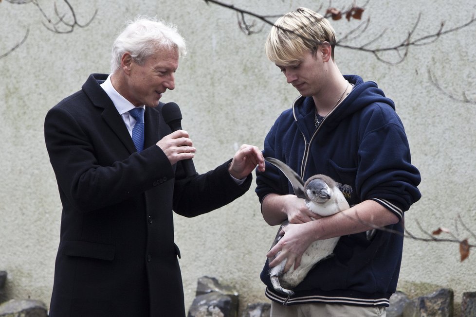 Někdejší Havlův tiskový mluvčí a odborník na etiketu Ladislav Špaček přijal pozvání do pržské zoo, aby zde pokrřtil jeden z jejích nových přírůstků