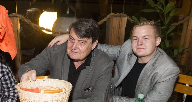 Artur Štaidl se svým otcem Ladislavem Štaidlem na otevření nové restaurace
