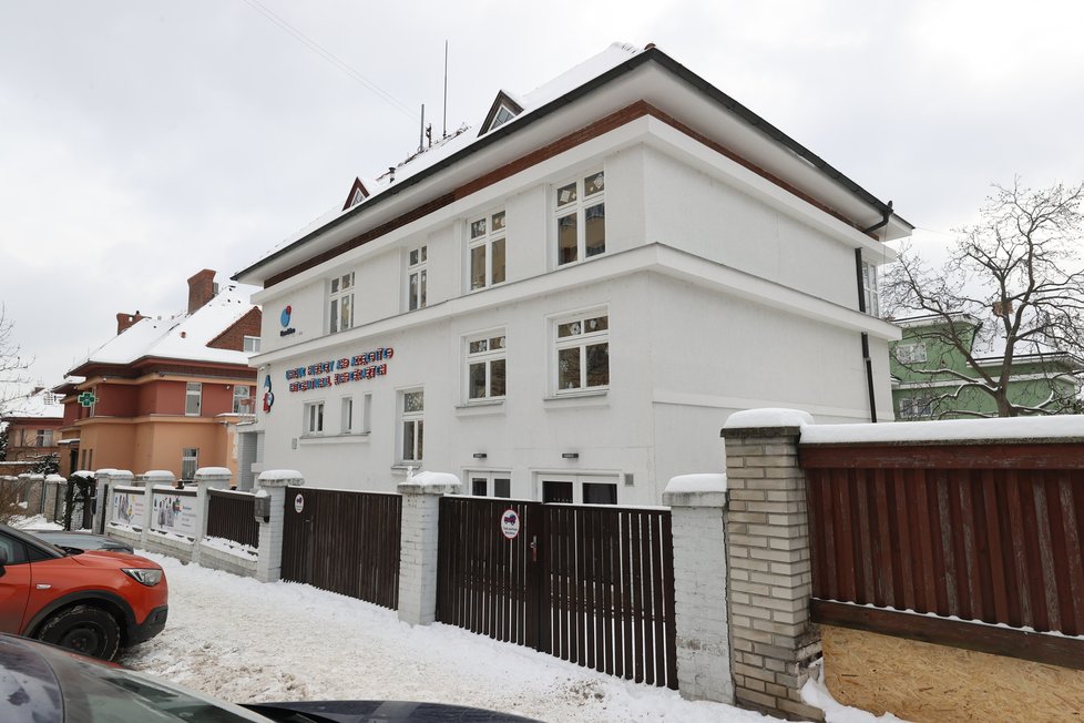 Vila ve Šrobárově ulici na Vinohradech je obrovská.