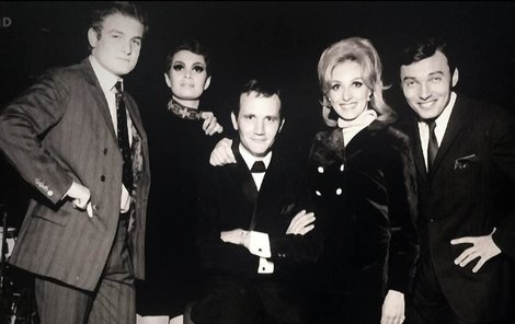 1967 (zleva): Ladislav Štaidl, tanečnice Lisa, zpěvák Roger Miller (†56), Rogerova přítelkyně, Karel Gott