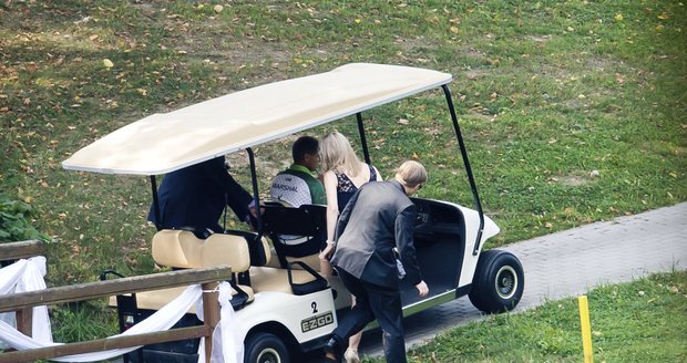 Svatba Jana Štaidla: Obřad se odehrál na greenu, svatebčani tam dojeli stylově v golfovém vozítku.