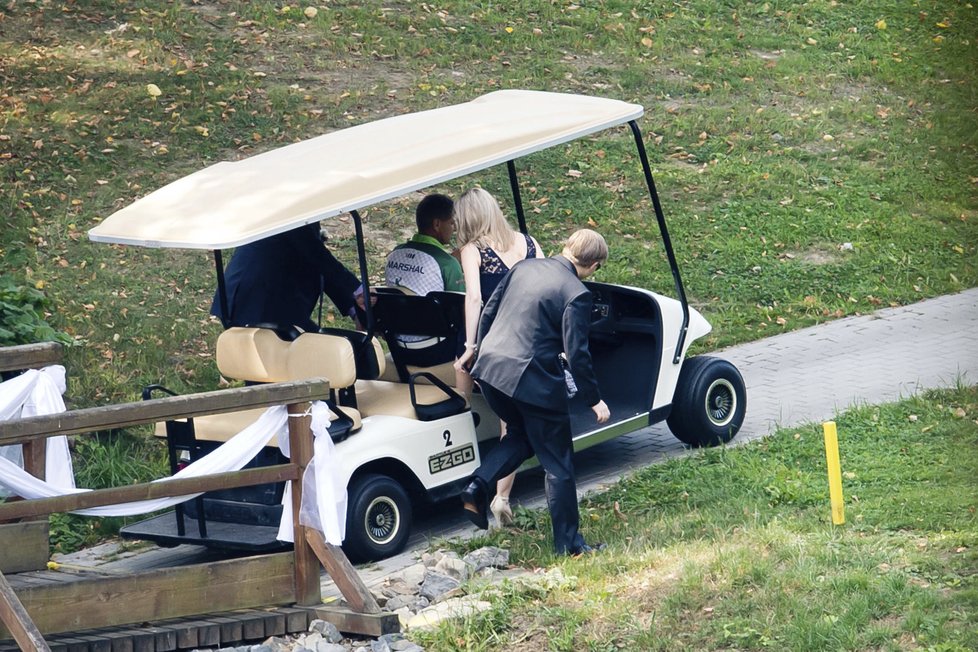 Svatba Jana Štaidla: Obřad se odehrál na greenu, svatebčani tam dojeli stylově v golfovém vozítku.