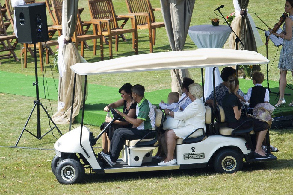 Svatba Jana Štaidla: Obřad se odehrával na greenu, kam se svatebčané dopravili stylově v golfovém vozítku.
