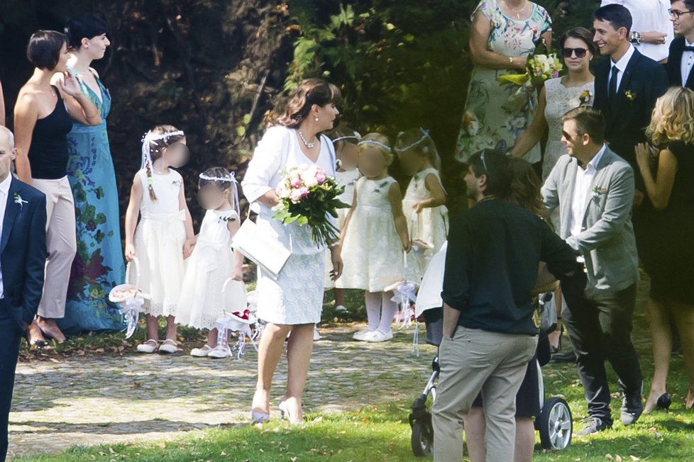 Svatba Jana Štaidla: Matka nevěsty (uprostřed)
