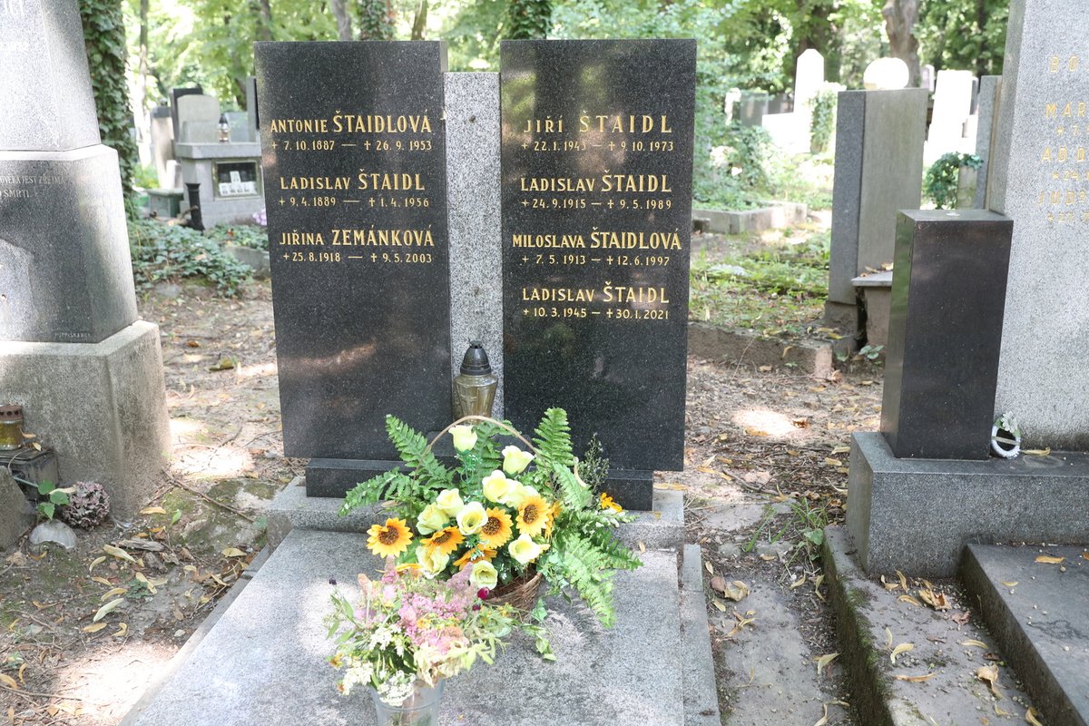 Hudební skladatel je pochován v rodinném hrobě na Olšanech.