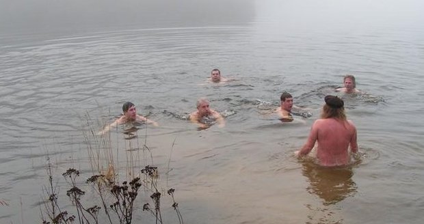 Novoroční koupání ve zdroji pitné vody se opakovaně účastnil i starosta Ladislav Stalmach.