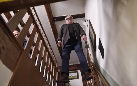 Nad schodištěm nevisela figurína oběšence, ale skutečný herec - Ladislav Trojan!