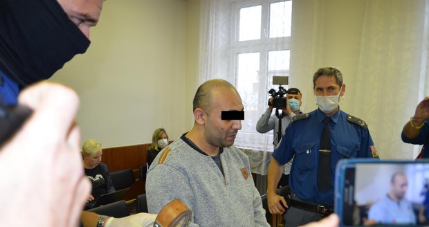 Ladislav K. se u Krajského soudu v Ostravě k vraždě přiznal. Ze začátku se u jednání smál, poté plakal.