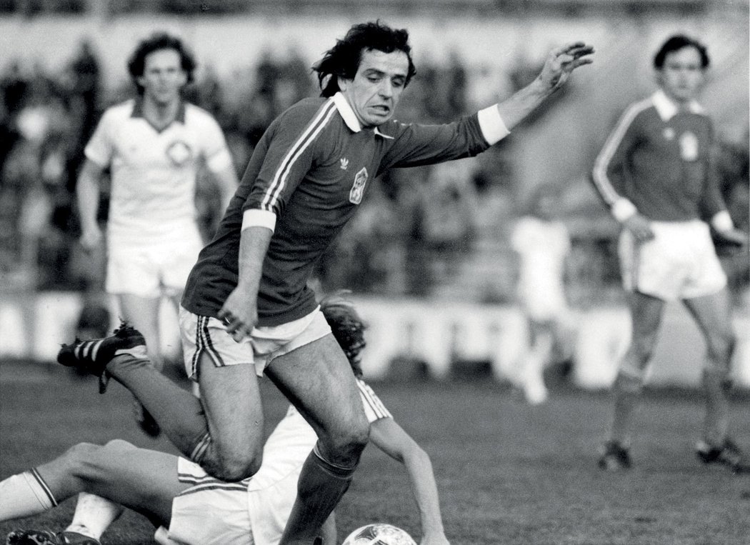 Ladislav Vízek odehrál za reprezentaci přes padesát utkání. Z roku 1980 má doma zlatou olympijskou medaili.