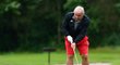 Soustředěný Ladislav Vízek puttuje na golfovém turnaji někdejších fotbalových hvězd