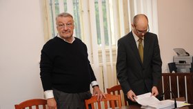 Ladislav Vostárek (vlevo) se svým právním zástupcem během soudního jednání