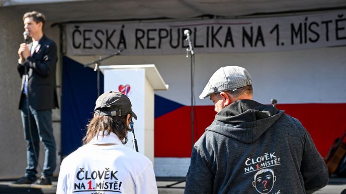 Vrabel v sobotu pořádal demonstraci proti jaderným zbraním a aktuálnímu stavu ČR. Vrabel v sobotu pořádal demonstraci proti jaderným zbraním a aktuálnímu stavu ČR.