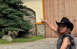 Laďka Něrgešová při natáčení reality show Farmář hledá ženu