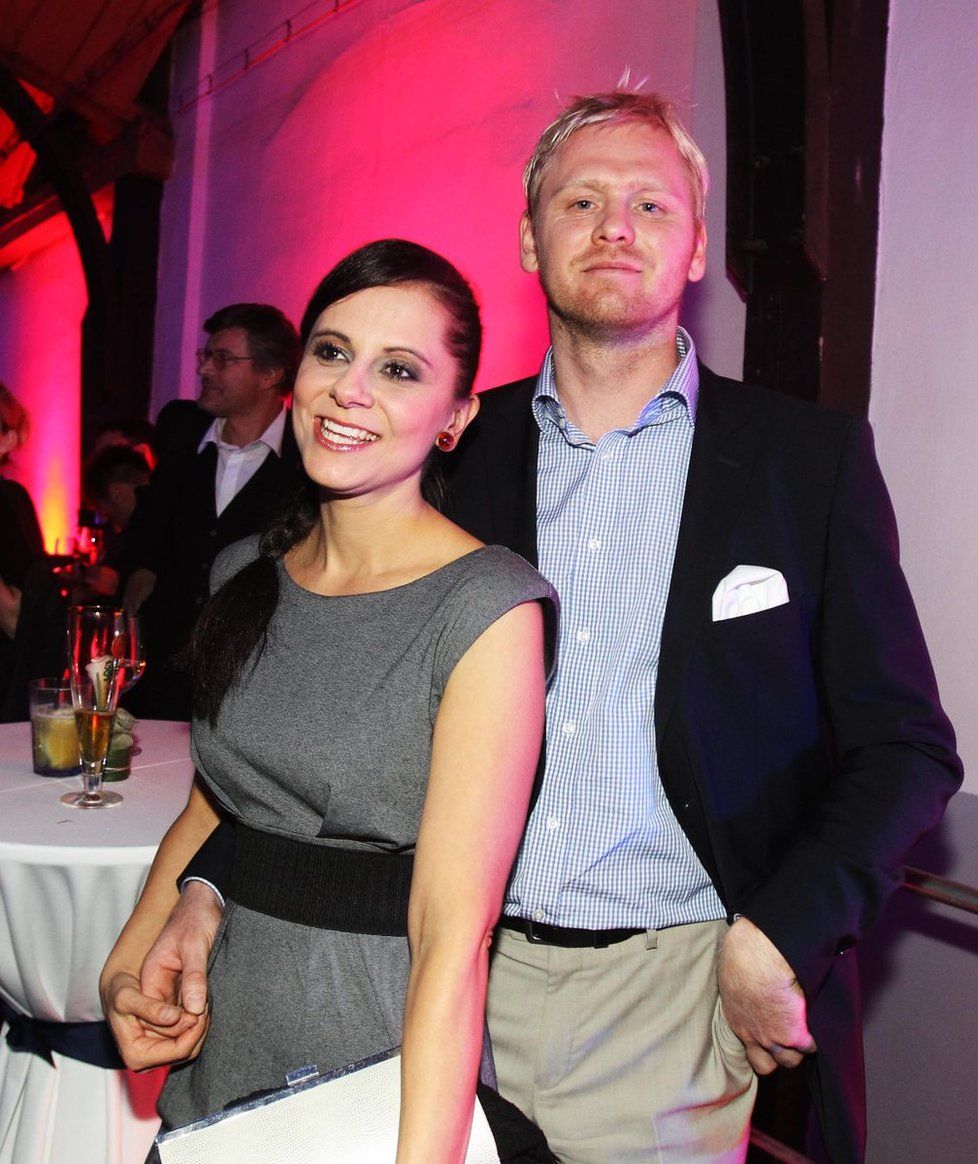 Se svým manželem, novinářem Jaroslavem Pleslem tvoří Laďka šťastný pár.