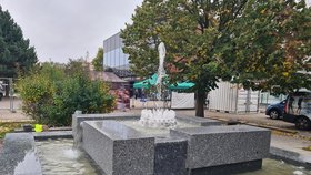 Předpolí metra Ládví zdobí obnovená fontána. V její blízkosti vzniknou odpočinkové zóny
