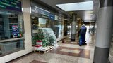 Obchody v metru na Ládví kvůli protékající střeše zavřely: Promáčené zboží, ze stropu lije!