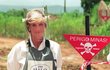 Princezna Diana prochází po minovém poli v Angole.