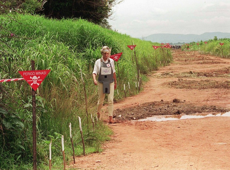 Princezna Diana prochází po minovém poli v Angole.