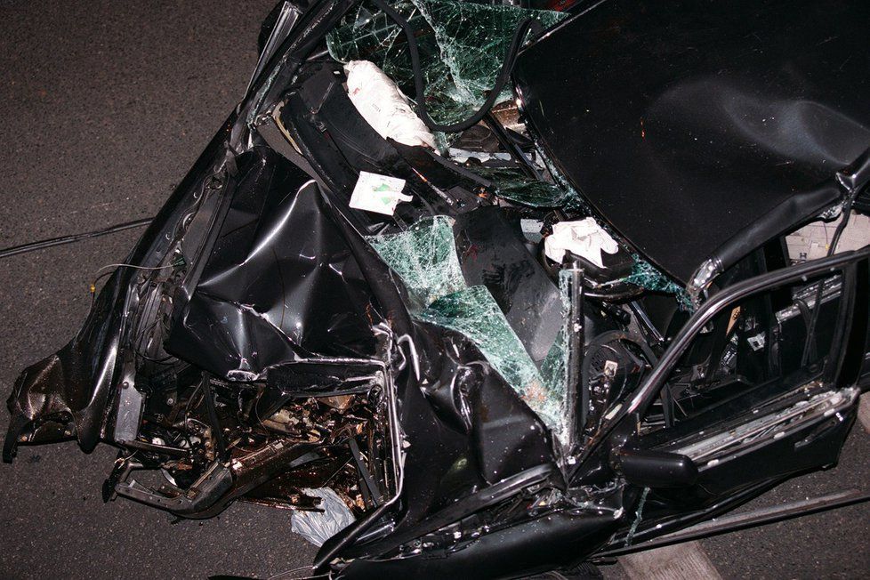 Fotografie z místa nehody. Vrak auta, ve kterém jela princezna Diana.
