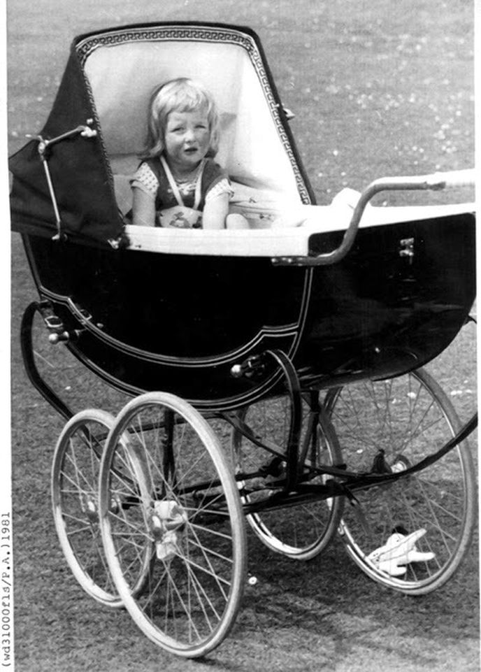 2letá Diana v kočárku na královských statcích v Sandringhamu.