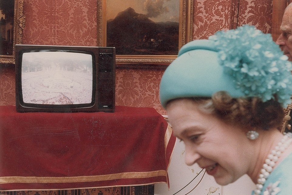 Ze zákulisí svatby Diany a Charlese: Královna před televizí, kde je svatba vysílána živě.