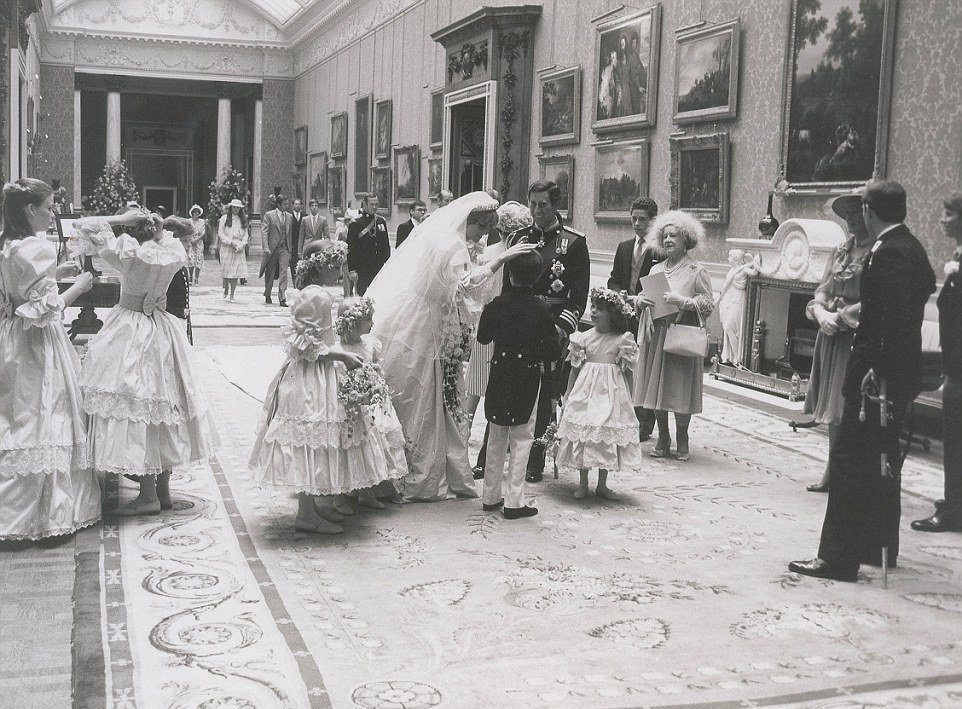 Ze zákulisí svatby Diany a Charlese: Nevěsta se svým princem. Oba vypadají velmi šťastní.