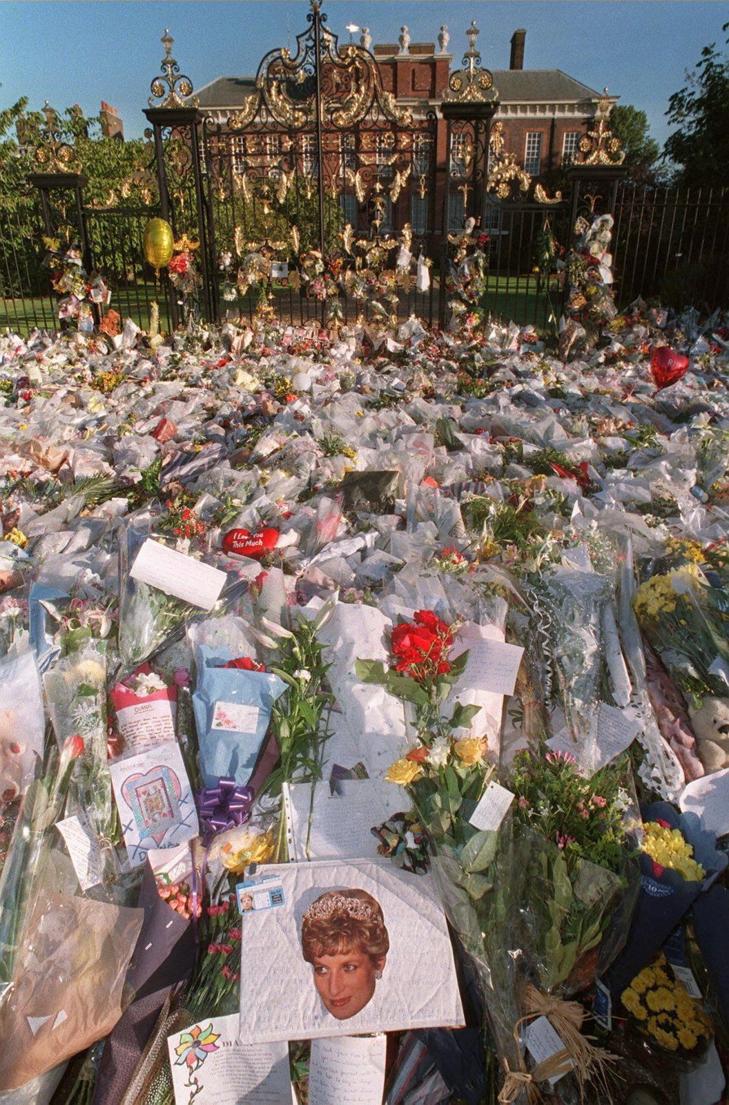 1997 Brána Kensingtonského paláce zaplavena květinami.