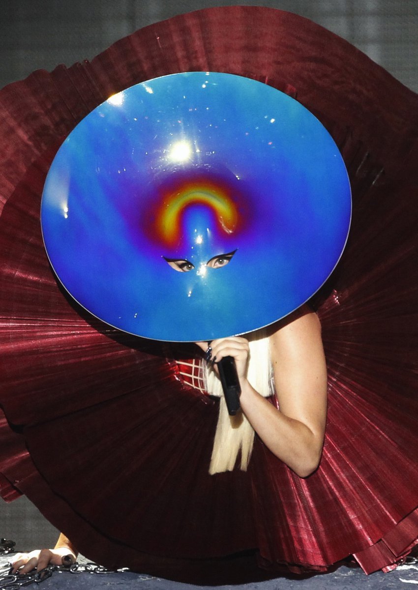 Na vystoupení v Belfastu koukaly Lady Gaga z plechového talíře jen oči