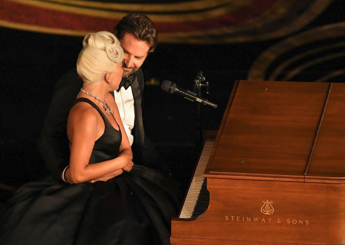 Lady Gaga s Bradleyem Cooperem na předávání Oscarů za rok 2018 zazpívali hit Shallow