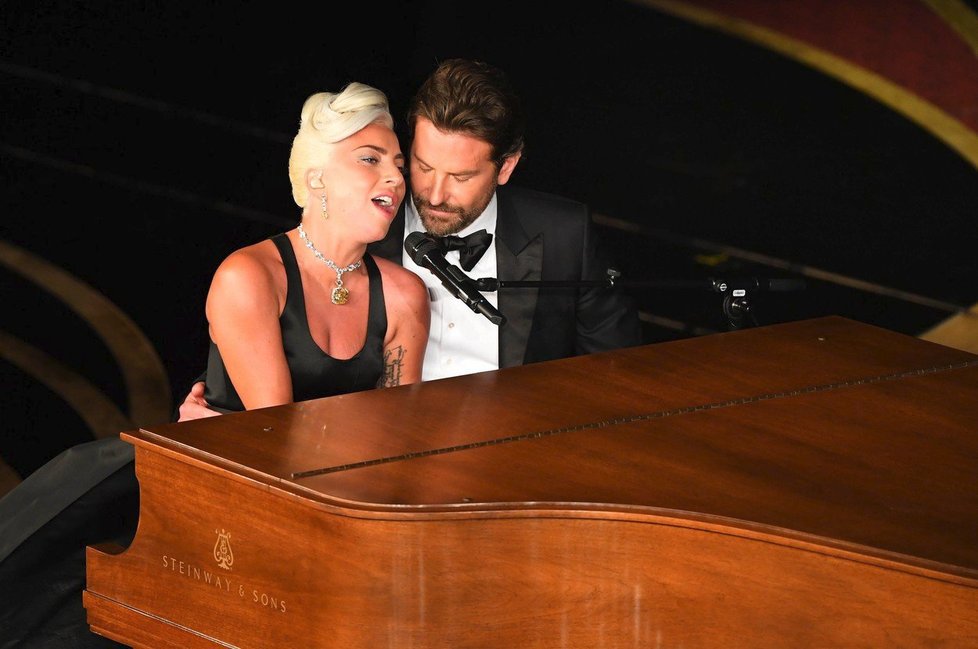 Lady Gaga s Bradleyem Cooperem na předávání Oscarů za rok 2018 zazpívali hit Shallow.
