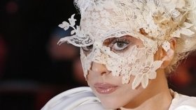 Lady Gaga celý ceremoniál absolvovala v bílé paruce a krajkovém závoji doplněném o krajkově zdobené obočí.
