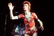 David Bowie jako Ziggy Stardust na začátku sedmdesátých let, Lady Gaga o čtyřicet let později