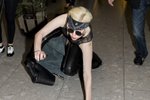 Lady Gaga a její trapný pád na londýnském letišti