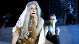 Lady GaGa zpívala s mikrofonem ve tvaru mužského přirození