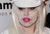 Lady Gaga opět šokuje! Perly místo šatů..